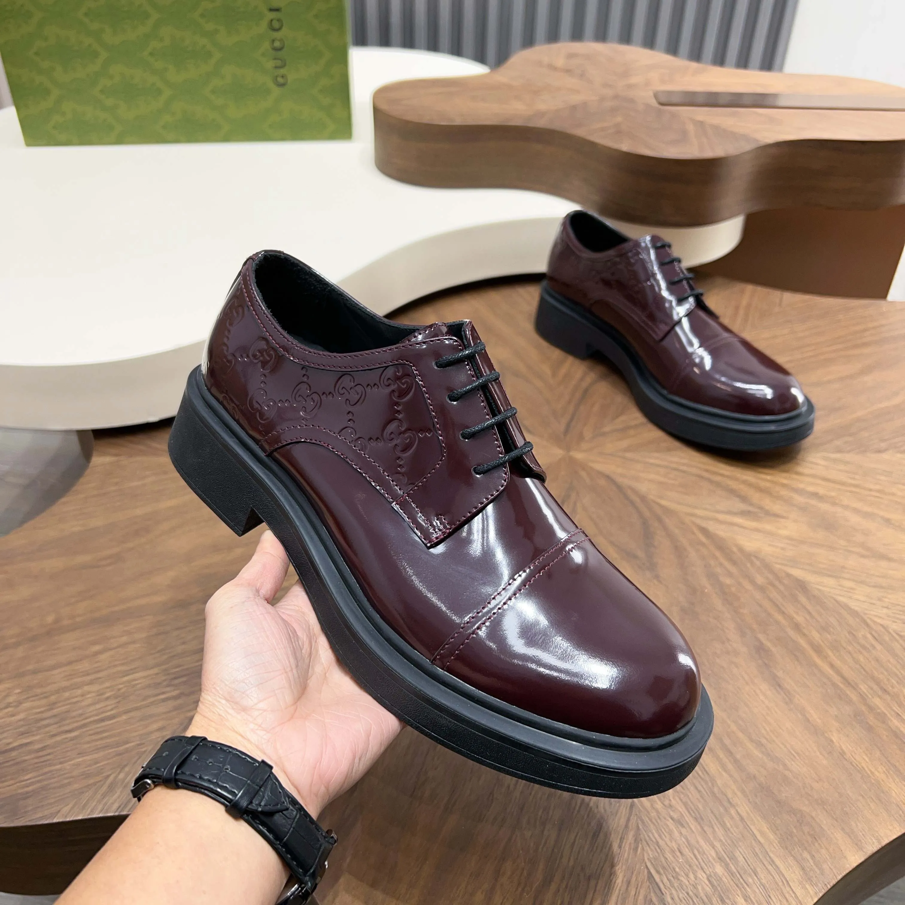💰780 Gucci/Gucci new men’s lace-up shoes with GG details, matte cow leather derby shoes! The design of this men's lace-up shoe is rooted in the brand's heritage. Crafted from premium waxed cow leather, it is embellished with GG printed embossed suede leather details, a nod to Gucci's iconic monogram. The rubber sole decorated with GG pattern adds a touch of modern fashion to this design. Typical three-joint style design. European and American classic version, full calfskin lining. The overall upper texture is soft and the lining is comfortable and breathable. 2CM thickened soft rubber sole, easy to control. Versatile and stylish upper foot, multiple colors available to meet different matching needs, complete package! Size: 39-40-41-42-43-44 leather shoe size (38.45.46 can be customized)